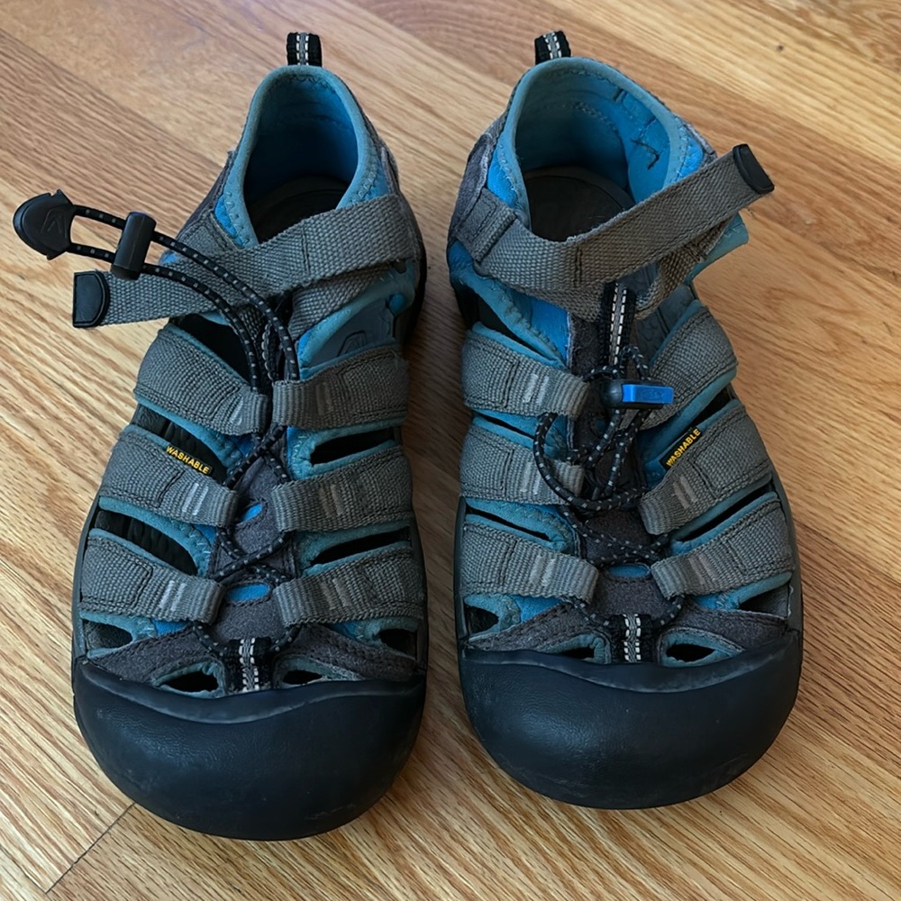 Keen Boys size 5 water shoes newport h2 blue and grey